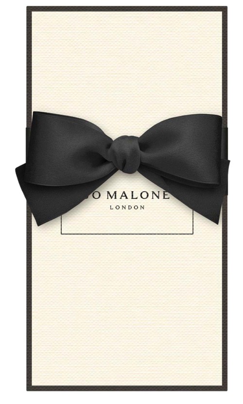 En hvit teksturert gaveeske med et stort svart satinsløyfe bundet i en sløyfe, og merkevaren Jo Malone London.