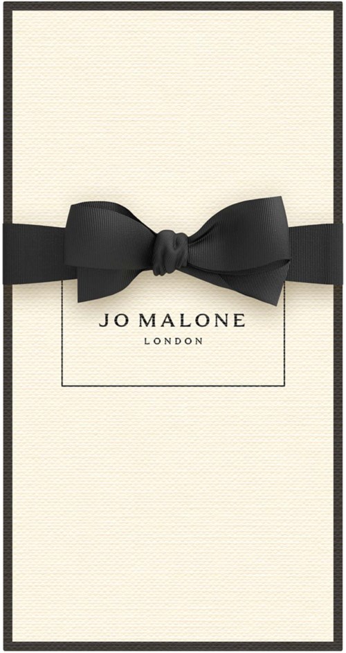 Tyylikäs valkoinen laatikko mustalla nauhalla ja solmulla, Jo Malone London -logo.