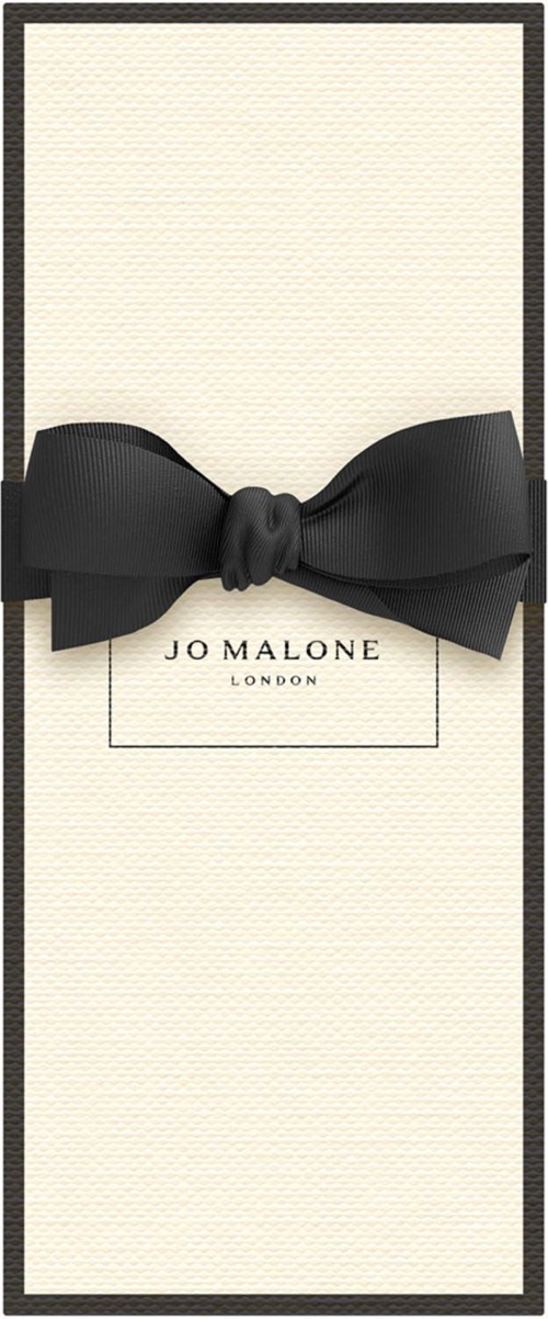 Tyylikäs valkoinen tausta, jossa musta nauha ja Jo Malone London -logo keskellä.