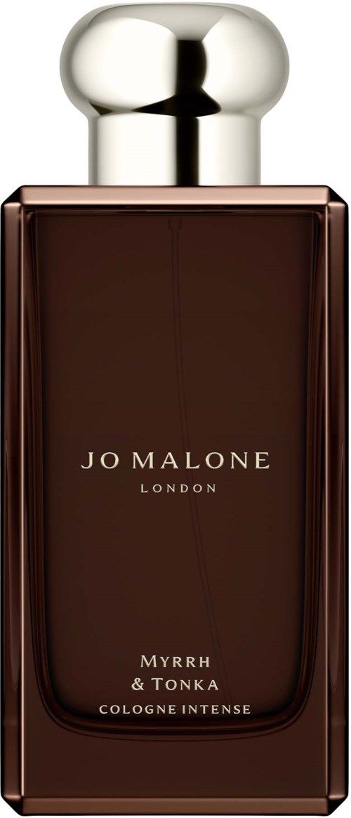 Tumman ruskea hajuvesipullo, jossa kiiltävä hopeinen korkki. Etiketti lukee 'Jo Malone London, Myrrh & Tonka, Cologne Intense.'