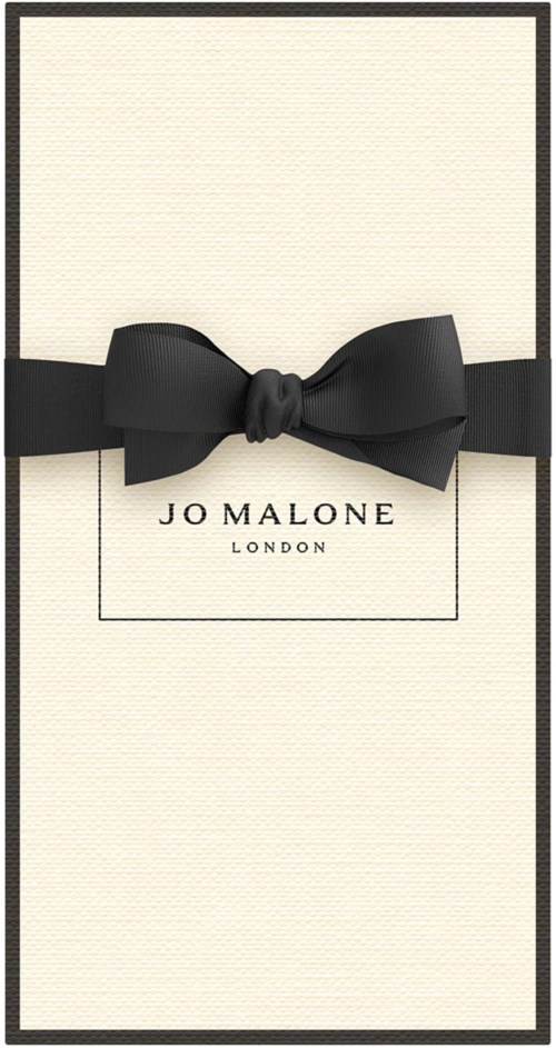 Valkoinen lahjapakkaus mustalla rusetilla ja soljella, tekstissä 'Jo Malone London'.