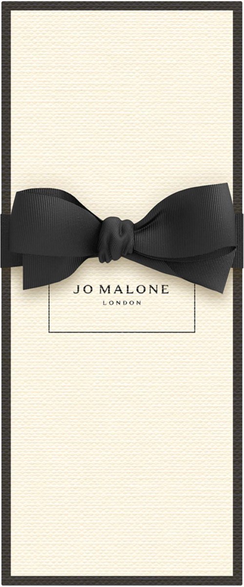 Pitkä, pystysuora Jo Malone London -lahjapakkaus, jossa on musta nauha ja rusetti edessä.