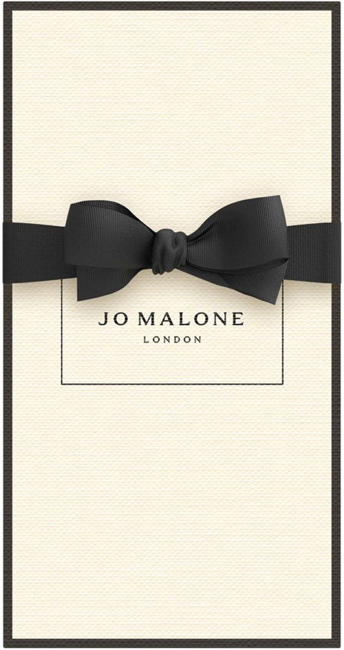 Valkoinen rasia mustalla nauhalla ja nauhan soljella. Rasiassa lukee "Jo Malone London."