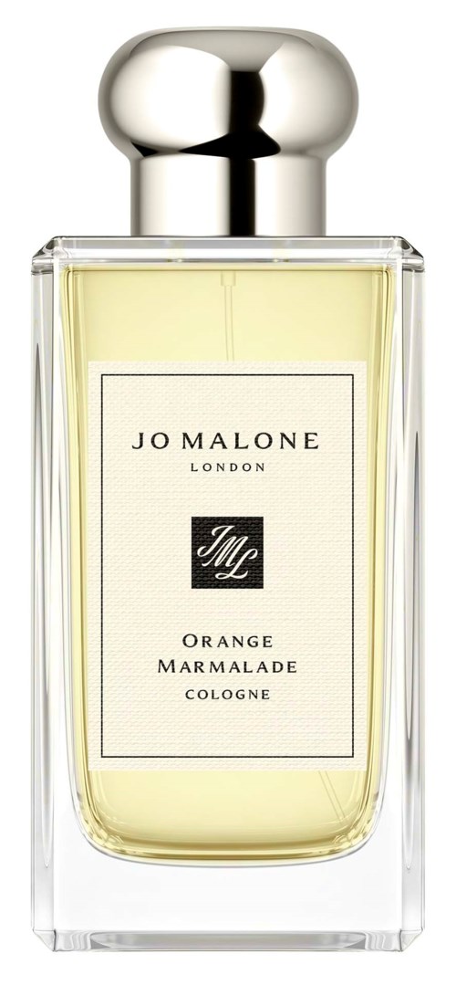 En genomskinlig flaska med silverlock innehåller orangeparfym märkt Jo Malone London med svart och vitt text.