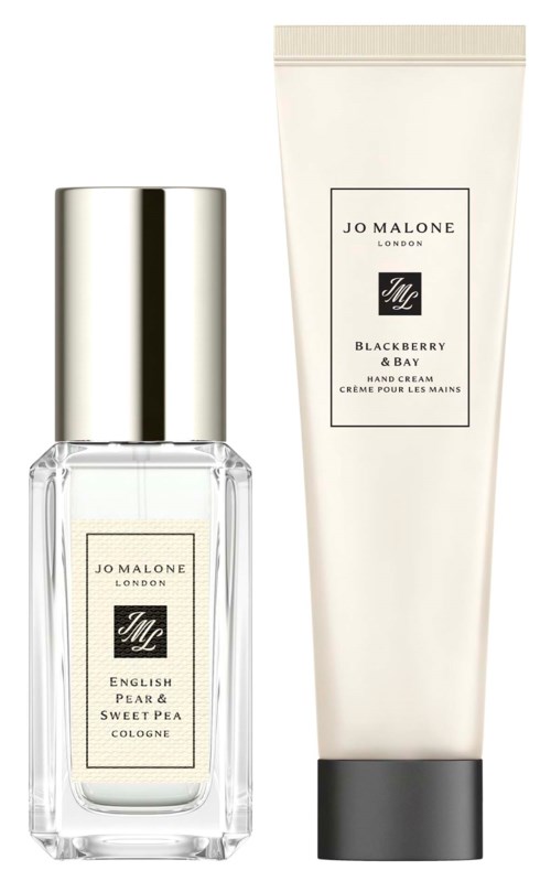 Kaksi Jo Malone London-tuotetta: hajuvesi kirkkaassa pullossa ja hopeisella korkilla, ja käsivoide valkoisessa putkissa.