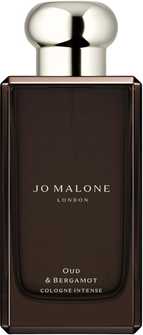 Tumma hajuvesipullo, jossa hopea-äpimmä, ja tekstit Jo Malone London, Oud & Bergamot, Cologne Intense.