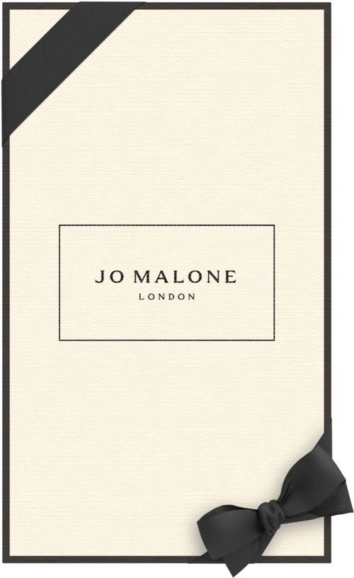 Yksinkertainen vaalean beigenen lahjapakkaus, jossa on musta rusetti ja Jo Malone London -etiketti.