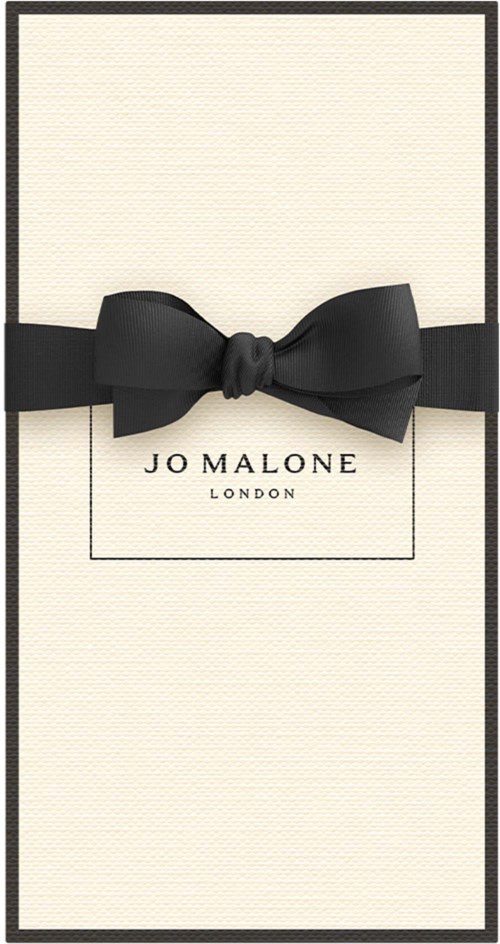 Tyylikäs valkoinen laatikko mustalla rusetilla ja soljella, Jo Malone London -logo keskellä.