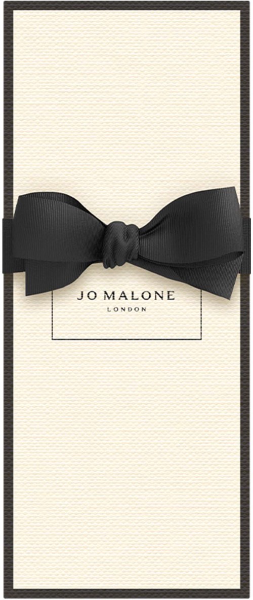 Kermanvärinen kortti, jossa on musta nauha ja rusetti, ja teksti 'Jo Malone London'.