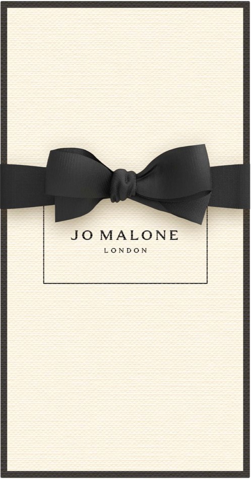 Tyylikäs valkoinen rasia, jossa musta nauha ja liekki, teksti 'Jo Malone London'.