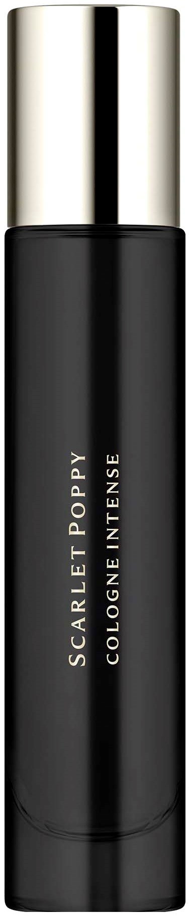 Mustavalkoinen tynnyriforma pullo, jonka vetopää on hopeanvärinen ja siinä lukee "Scarlet Poppy Cologne Intense."