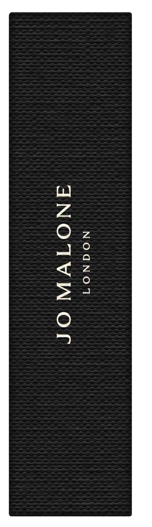 Pitkä, musta suorakulmainen laatikko, jossa lukee 'JO MALONE LONDON' valkoisena.