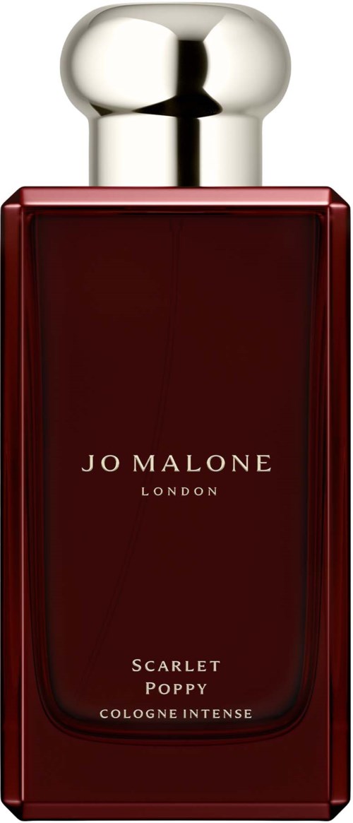 Tumma punainen hajuvesipullo, jossa kiiltävä hopeinen korkki. Merkkilapussa lukee JO MALONE LONDON, SCARLET POPPY, COLOGNE INTENSE.