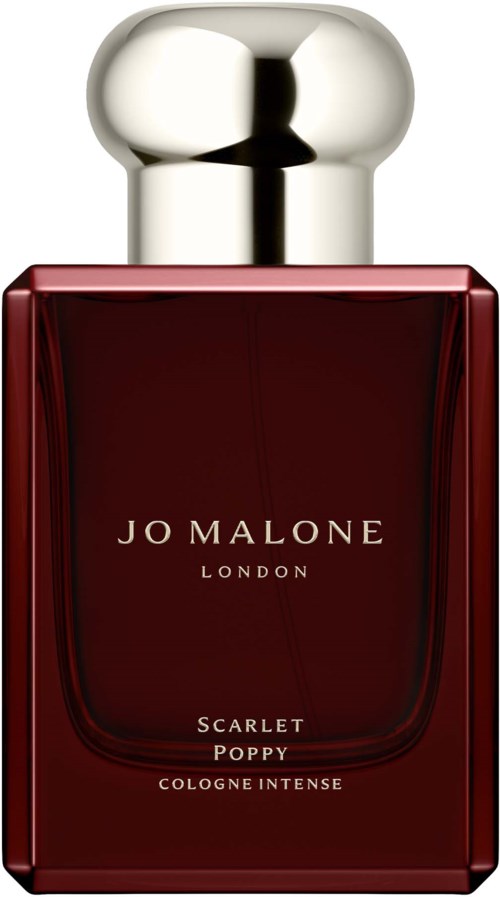 Punainen hajuvesipullo hopeisella korkilla, merkitty "Jo Malone London" ja "Scarlet Poppy Cologne Intense".