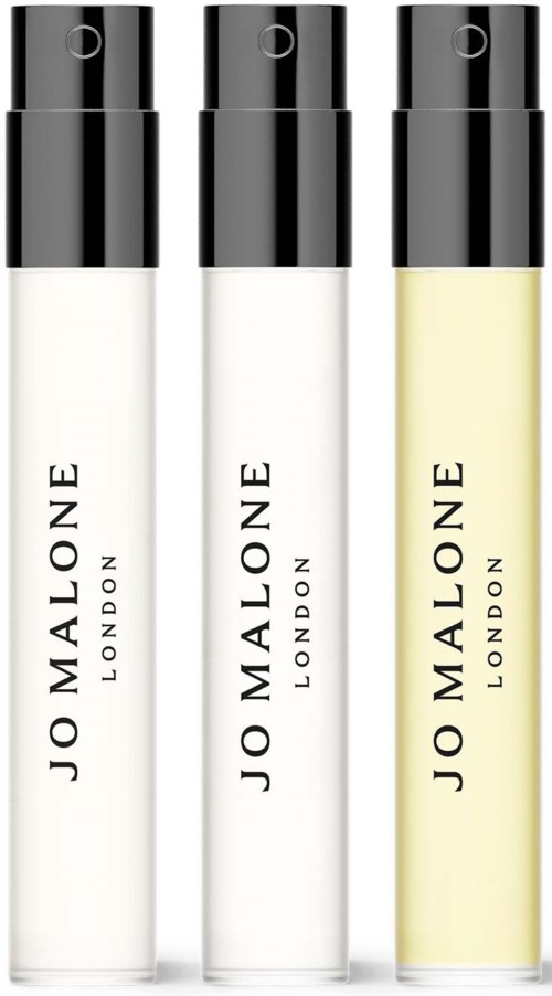 Kolme pientä pulloa, joissa on mustat suojukset ja etikettinä Jo Malone London, sisältävät eri tuoksuja tai tuotteita.