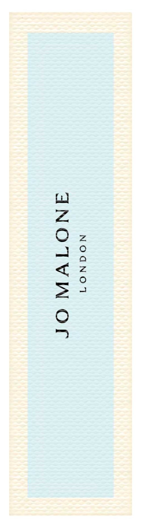Et lyseblått og hvitt emballasje med teksten Jo Malone London skrevet vertikalt.