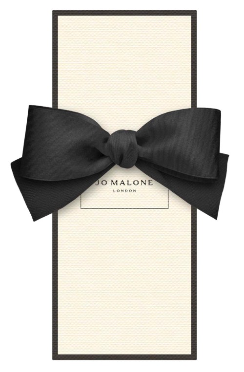 En hvit eske med et stort svart bånd bundet i en sløyfe, merket Tom Ford London.