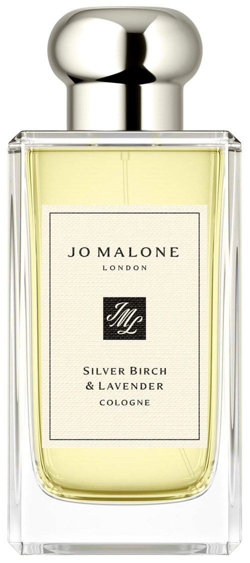En klar glasflaska med cologne med en silverkork, innehållande gul vätska, märkt Jo Malone Silver Birch & Lavender.
