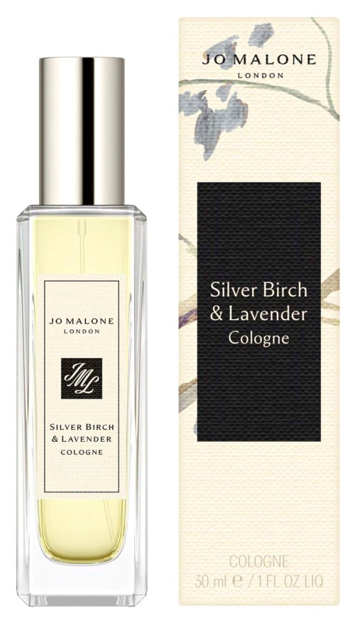 En flaska av Jo Malone Silver Birch & Lavender Cologne med förpackningen, visar en enkel design och mjuka färger.
