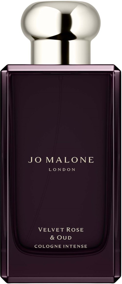 Tummansininen hajuvesipullo, jossa kiiltävä hopeinen kuppimainen korkki, merkinnällä Jo Malone London Velvet Rose & Oud.