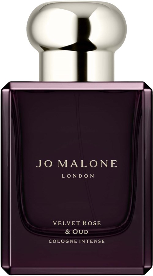 Tumma violetti hajuvesipullo hopeisella kannella, merkinnällä 'Jo Malone London Velvet Rose & Oud Cologne Intense.'