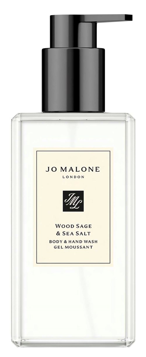 En klar plastflaske med svart pumpe som inneholder Jo Malone London Wood Sage & Sea Salt kropp- og håndsåpe.