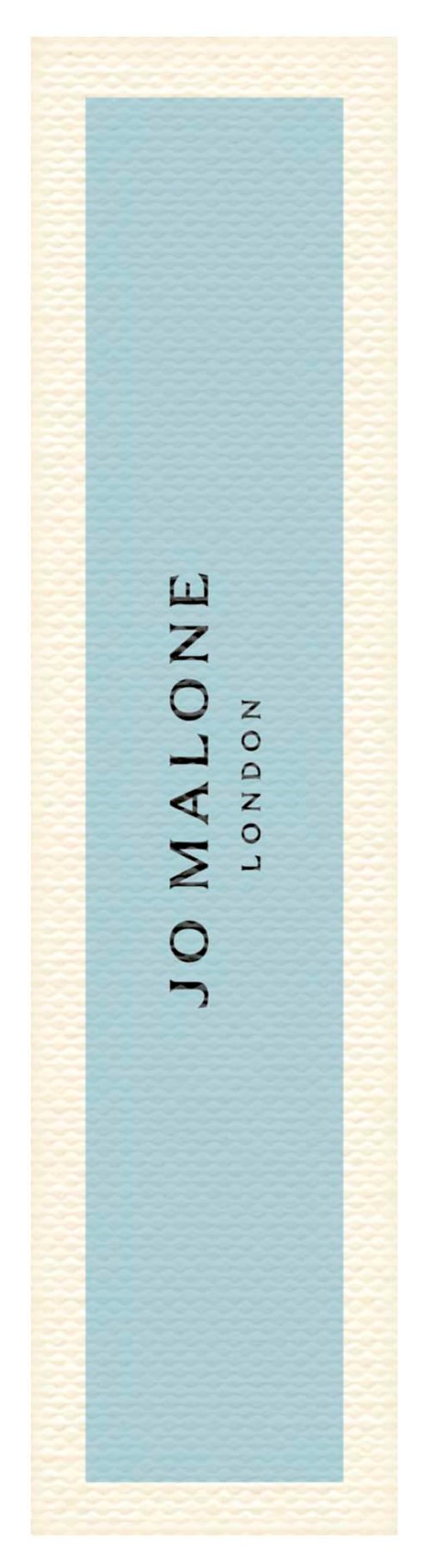 Vaaleansininen tarra, jossa on musta teksti "Jo Malone London".