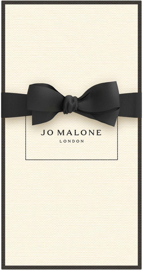 Valkoinen laatikko mustalla nauhalla ja tekstillä 'JO MALONE LONDON'.