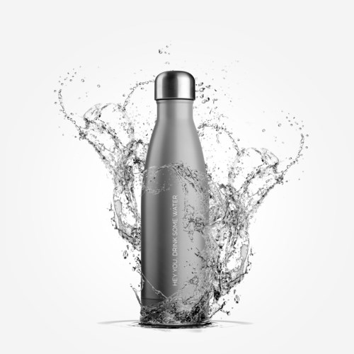 Eine silberne Wasserflasche, umgeben von spritzendem Wasser, mit Text an der Seite und einem Metalldeckel.