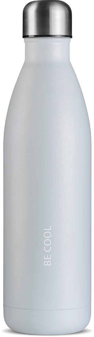 Eine elegante, weiße Wasserflasche mit einem silbernen Verschluss und den Worten "BE COOL".