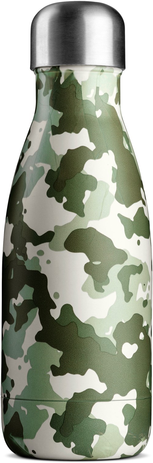 Eine Wasserflasche aus Edelstahl mit Camouflage-Muster und silberner Kappe.