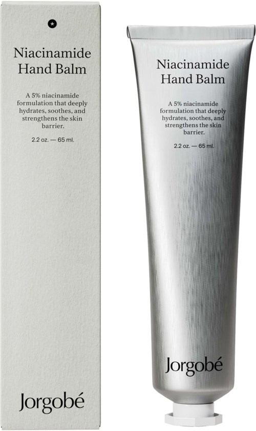 Een zilveren tube en een bijpassende doos met zwarte tekst voor Niacinamide Hand Balm door Jorgobé.