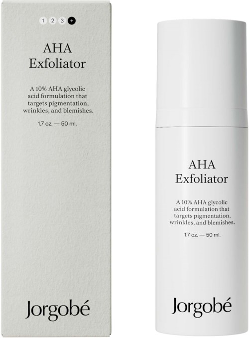 Een witte fles en doos met Jorgobé AHA Exfoliator, met zwarte tekst, bedoeld voor huidvernieuwing en anti-aging.