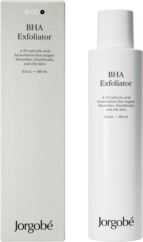 Een wit flesje en doos voor BHA exfoliator zijn te zien. Het label zegt dat het helpt tegen onzuiverheden en vette huid.