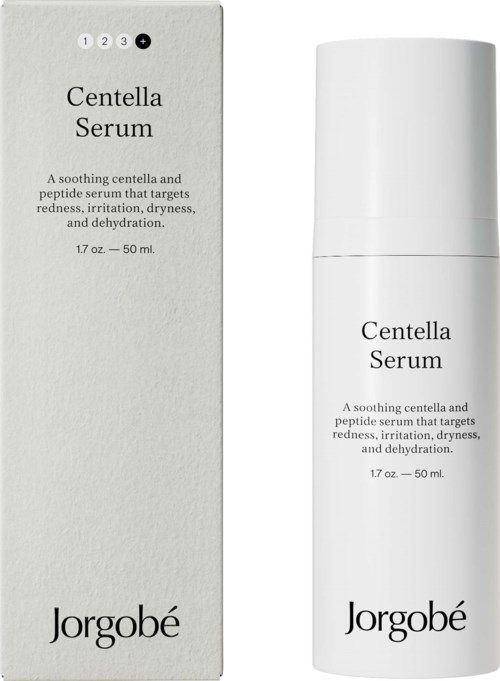 Een witte fles met pomp en een dooslabel voor Centella Serum, bedoeld om de huid te kalmeren.