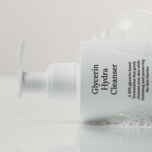 Een witte fles glycerine hydda reiniger met pomp, op een witte ondergrond.