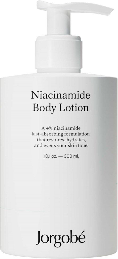 Een witte lotionfles met pomp, labeled Niacinamide Body Lotion door Jorgobé, 300 ml.