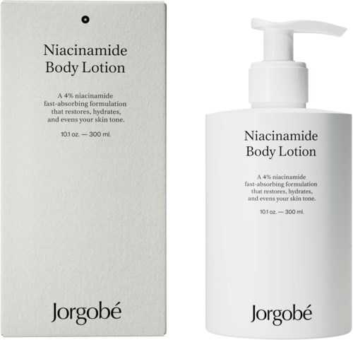 Een witte fles Niacinamide Body Lotion en de verpakking, beide met eenvoudige labels met productinformatie.