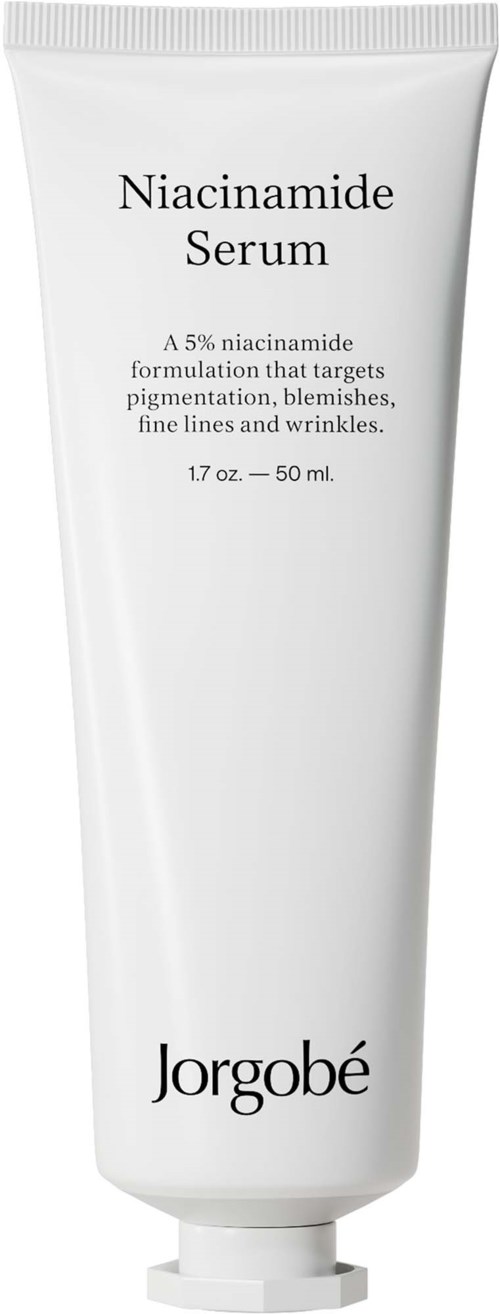 Een witte tube met labeled Niacinamide Serum met tekst over het doel en merk Jorgobé.