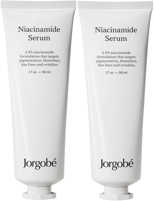 Twee witte tubes Niacinamide Serum van Jorgobé, elk bevat 1,7 oz, bedoeld om pigmentatie en fijne lijntjes te verminderen.