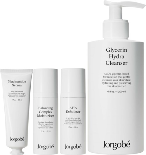 Een set huidverzorgingsproducten met een reiniger, twee moisturizers en een exfoliator, allemaal met Jorgobé-label.