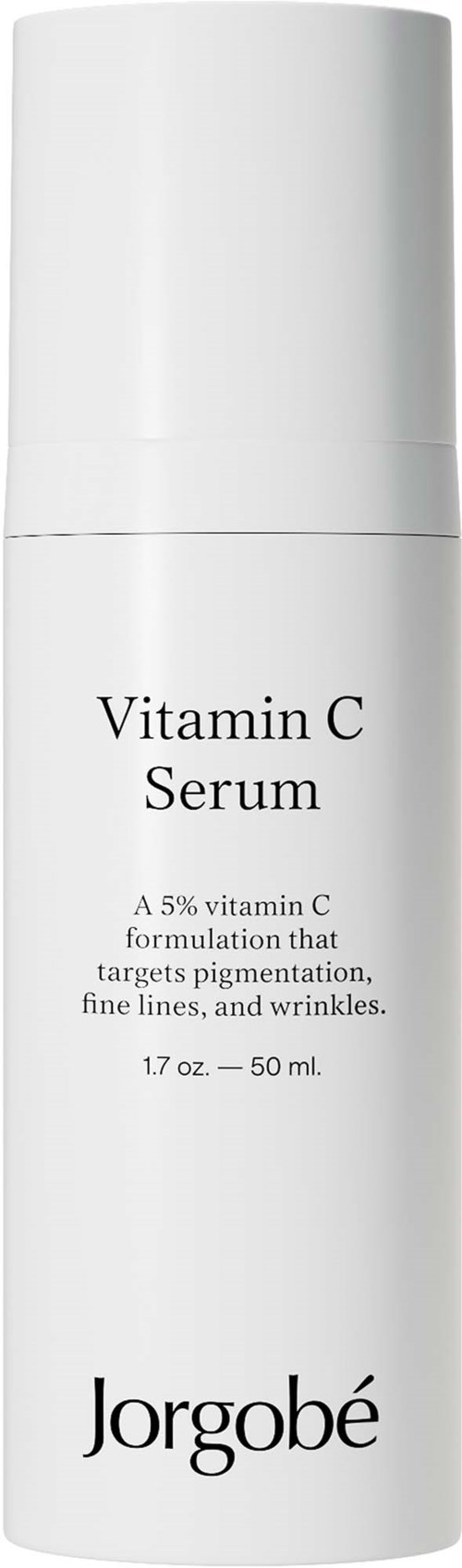 En hvit pumpeflaske merket Vitamin C Serum av Jorgobé, for hudpleie. Den nevner mål for pigmentering og rynker.