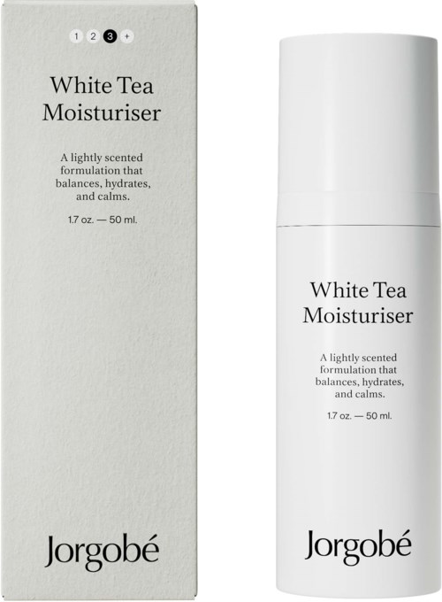 Een witte fles en dooslabel voor Jorgobé's White Tea Moisturiser, met eenvoudige zwarte tekst en een strak ontwerp.
