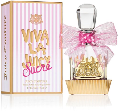 Een parfumfles met een roze strik, gouden details en een gestreepte roze en witte doos.