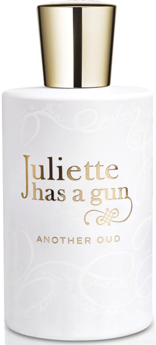 Een witte parfumfles met gouden dop, gelabeld "Juliette has a gun" en "Another Oud," met elegant ontwerp.