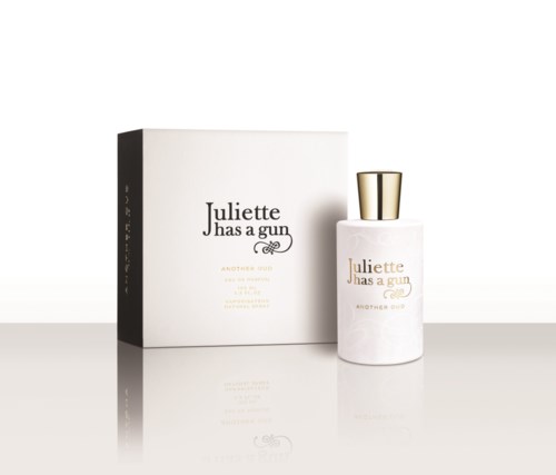 Een parfumfles en doos met de tekst 'Juliette has a gun' en gouden accenten.