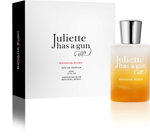 Een parfumfles en doos met de woorden Juliette Has a Gun Banana Rush. De fles is oranje en wit, met een zilveren dop.