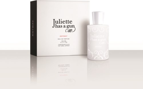 Ein Parfümflasche und eine Schachtel mit dem Text "Juliette has a gun" und einem kleinen Pistolen-Logo.
