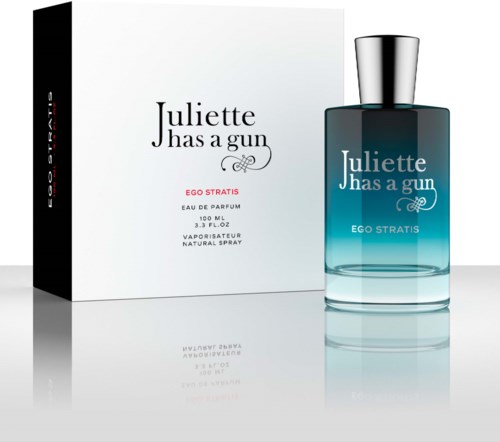 Een parfumfles en doos met de tekst 'Juliette Has a Gun Ego Stratis' worden weergegeven, met een blauw getinte fles en zilverkleurige dop.