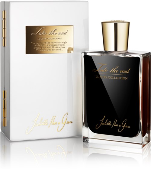 Een parfumfles en doos, zwart en goud ontwerp, elegante en luxe uitstraling.